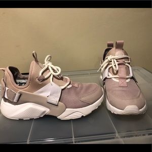 Dusty rose/ pink nike air huarache city